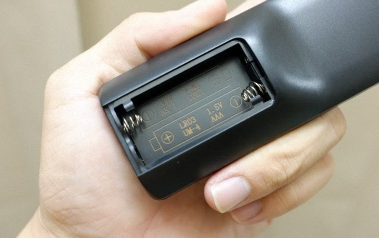 Cách khắc phục một số lỗi thường gặp trên tivi Sony (phần 2) Kiem-tra-pin-thay-pin-cho-remote