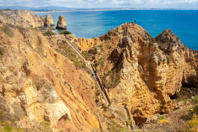 As escadas que levam ao mar Ponta da Piedade, no Algarve, em Portugal.
