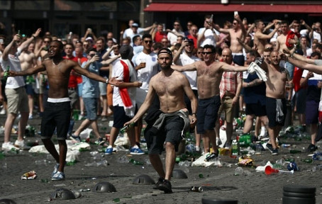 Wayne Rooney năn nỉ hooligan Anh ngừng 'quậy' - Ảnh 1 Wayne Rooney nan ni hooligan Anh ngung 'quay' - Anh 1
