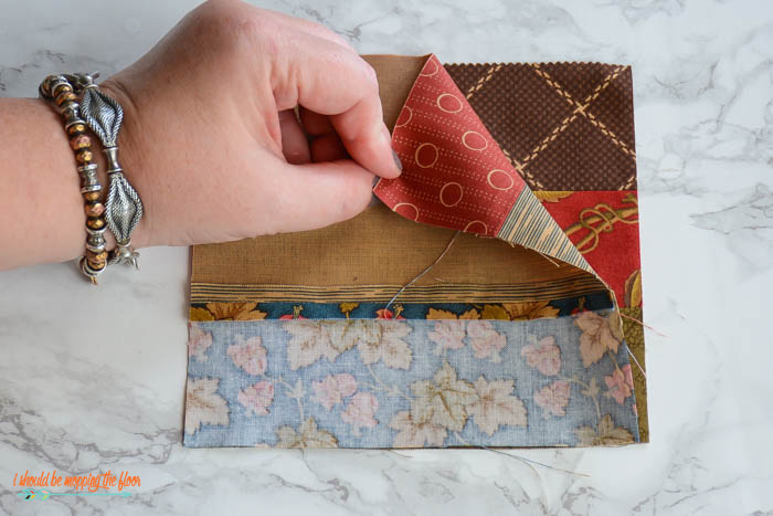 Make these sweet fall Quilted Mug Rugs with this simple, step-by-step, photo tutorial.