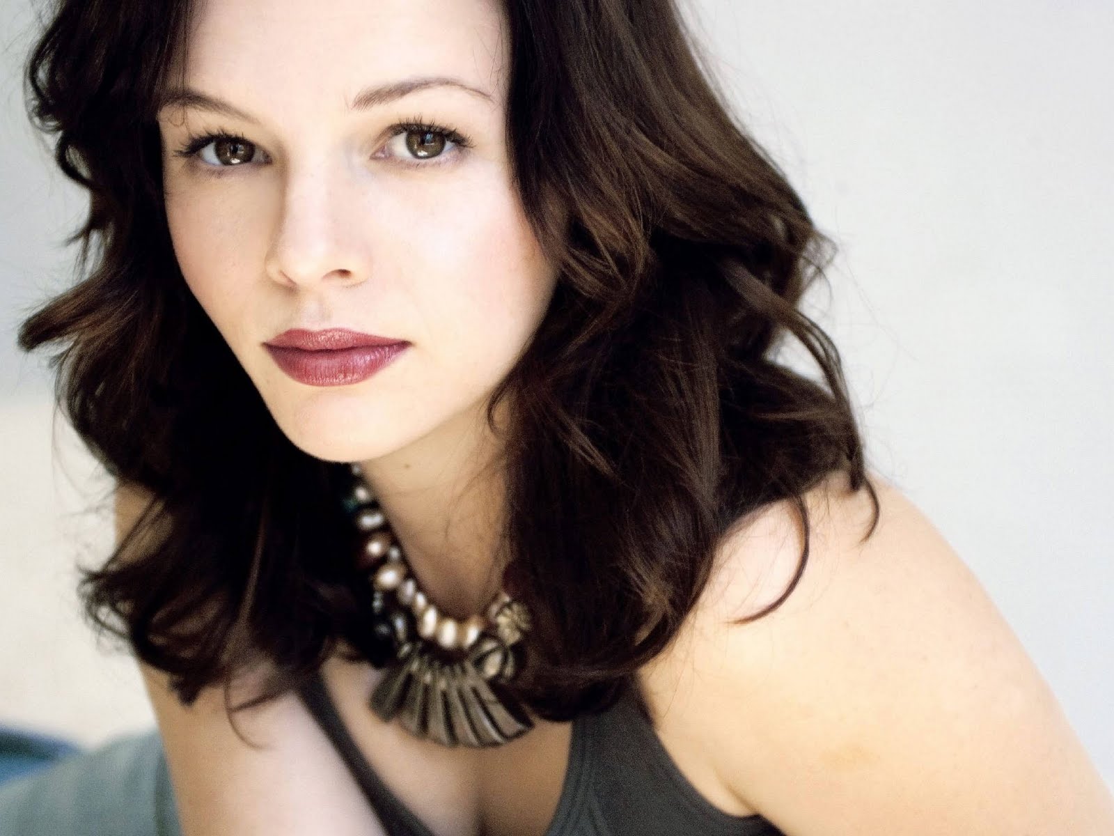 Booty Me Now: Amber Tamblyn Biography & Wallpapers