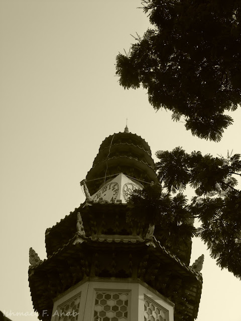 Clock tower in Lumphini Park