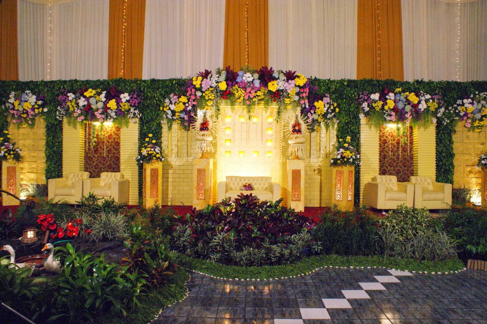 dekorasi pernikahan warna kuning