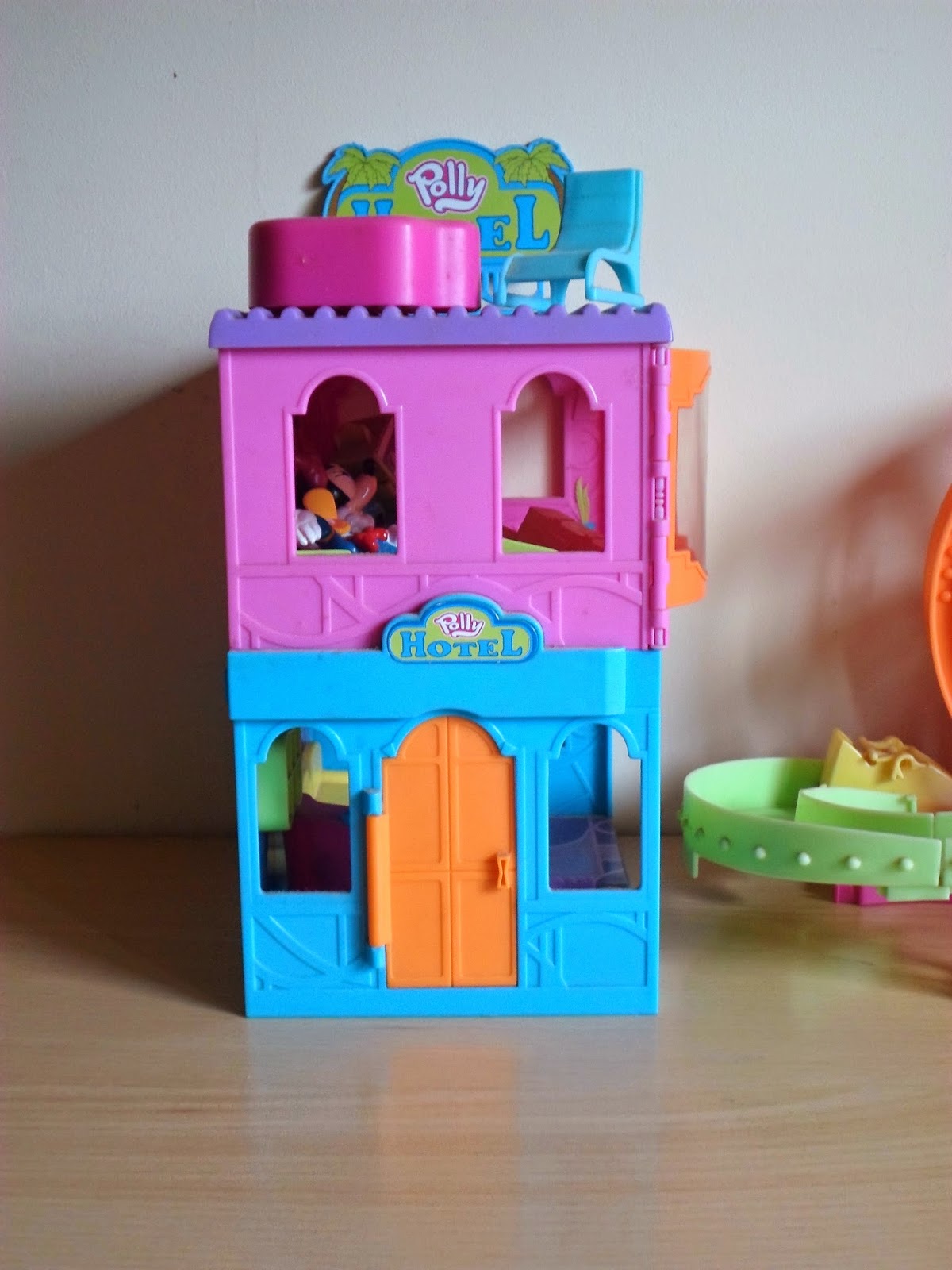 El rincón de mis muñecas Polly Pocket Relaxin' Resort Rock'n Roller