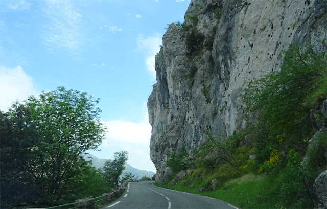 Bergstrasse mit hohen Felsen im Hinterland von Nizza