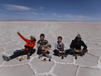 Alfonso y otros viajeros en Bolivia.