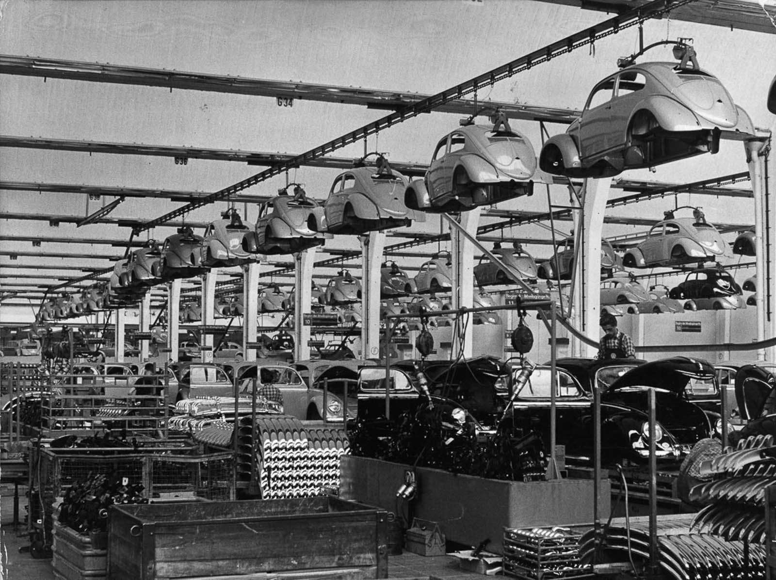 The assembly line. 1955.