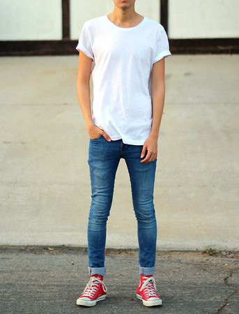 camiseta branca jeans converse vermelho