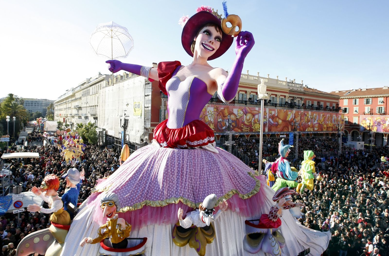 Большой сенной карнавал. Новогодний карнавал во франции. Большой сенной карнавал. Карнавал на барже. Хэллоуин фестиваль.