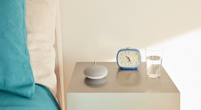 Foto eines Google Home Mini, platziert auf einem Nachttisch