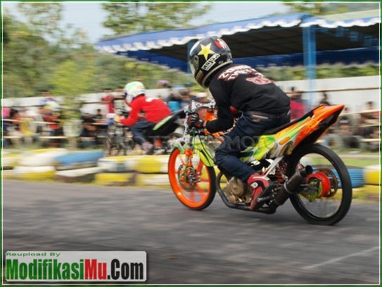 Aksi Balapan Di Road Race - Video Cara Modifikasi Suzuki Satria F150 250cc 2555cc Drag Bike Racing Look Kolor Ijo Tercepat Untuk Harian Aksi Balapan Di Road Race - Video Cara Modifikasi Suzuki Satria F150 250cc 2555cc Drag Bike Racing Look Kolor Ijo Tercepat Untuk Harian