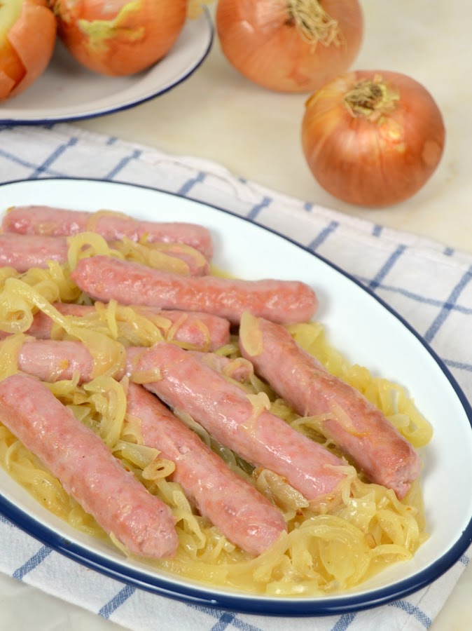 Salchichas encebolladas al vino blanco