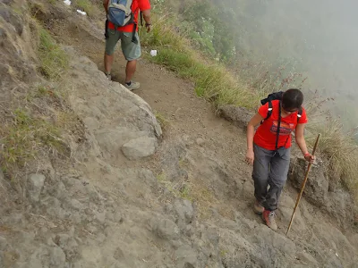 Para pendaki harus lincah menuruni lereng kawah ke danau Segara Anak, kemiringan kawah dari 20 derajat hingga 70 derajat, Gunung Rinjani