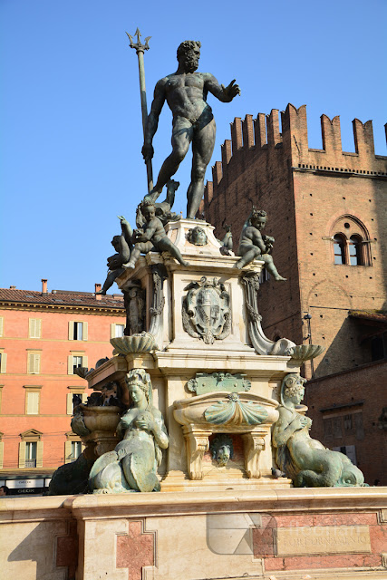 Fontanna Neptuna na placu Maggiore w Bolonii to główna atrakcja turystyczna Bolonii