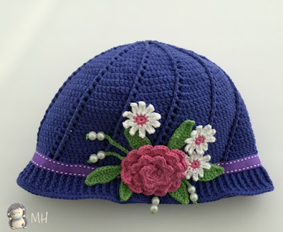 Gorro a crochet con flores para niña