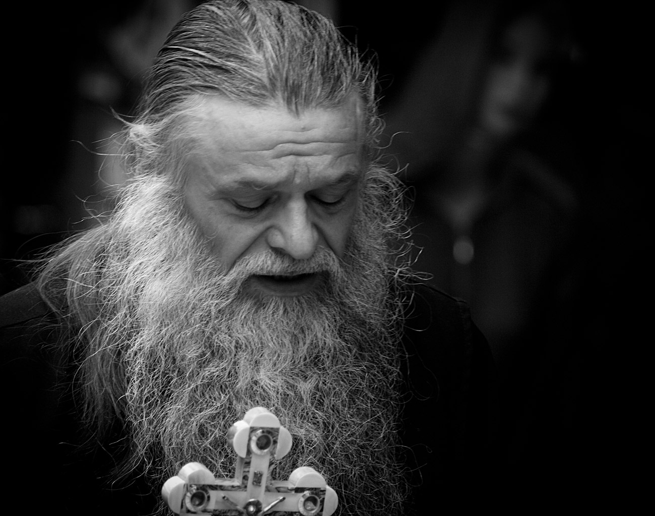 Лялин слушать православные. Монах с длинными волосами. Бородатый священник.