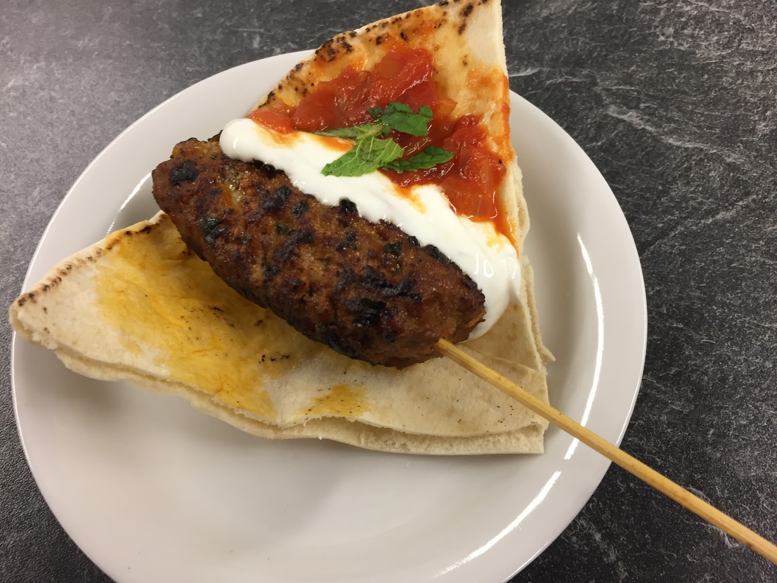 Groni's Kitchen Kebab mit Joghurt und Tomatensoße