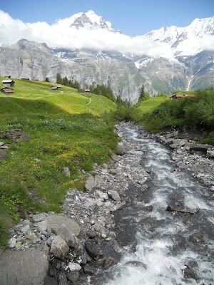 Stream and mountain views on the North Face Trail Mürren