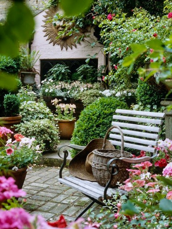 Relax in the seating area in the garden!