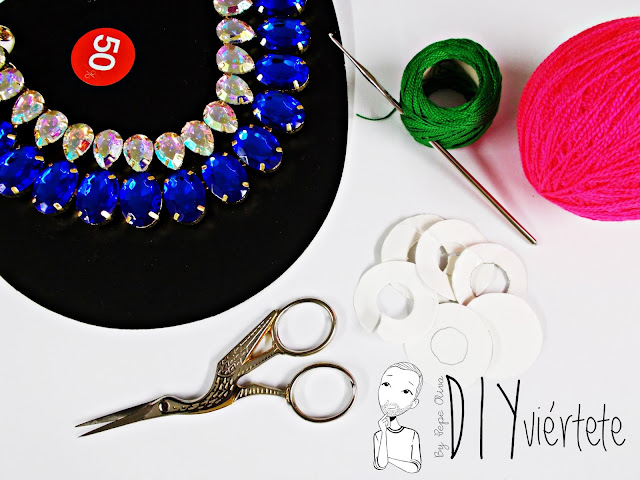 Materiales para customizar un collar con crochet y pompones de lana