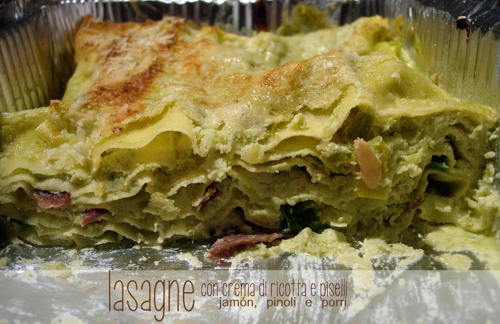lasagne con crema di ricotta e piselli, jamón, pinoli e porri