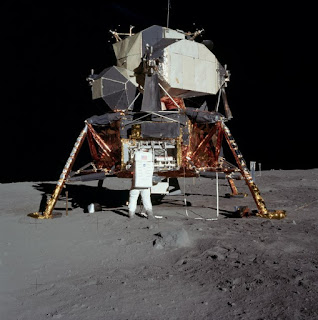 Lunar lander berbohong dengan bulan