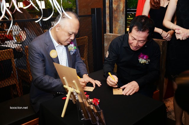 Dato’ Steven Chin and Mr Kwon Won-Kang wrote down their wishes and blessings