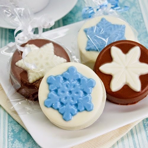 Planning a winter wedding? You'll love these snowflake wedding favors ideas from www.abrideonabudget.com.