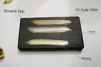 Dikdörtgen şekilli bir mihenk taşı üzerine altın, pirinç ve diğer metaller sürülerek ayırt edilmesi