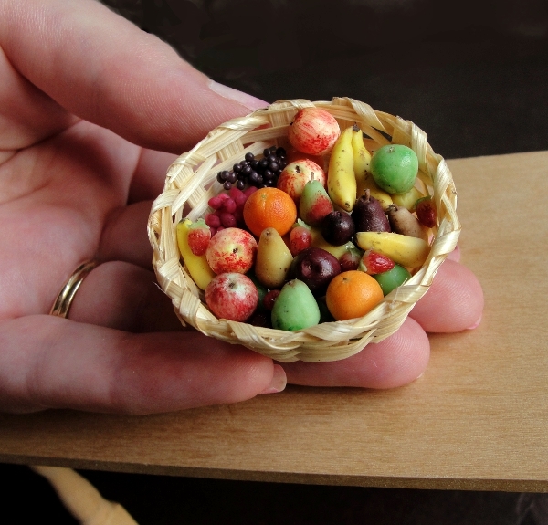 10-Little-Big-Fruit-Basket-Kim-Clough-fairchildart-Dolls-House-Miniature-Clay-Food-Art-www-designstack-co