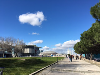 Parque das Nações área livre com o oceanário do lado direito, pessoas caminhando