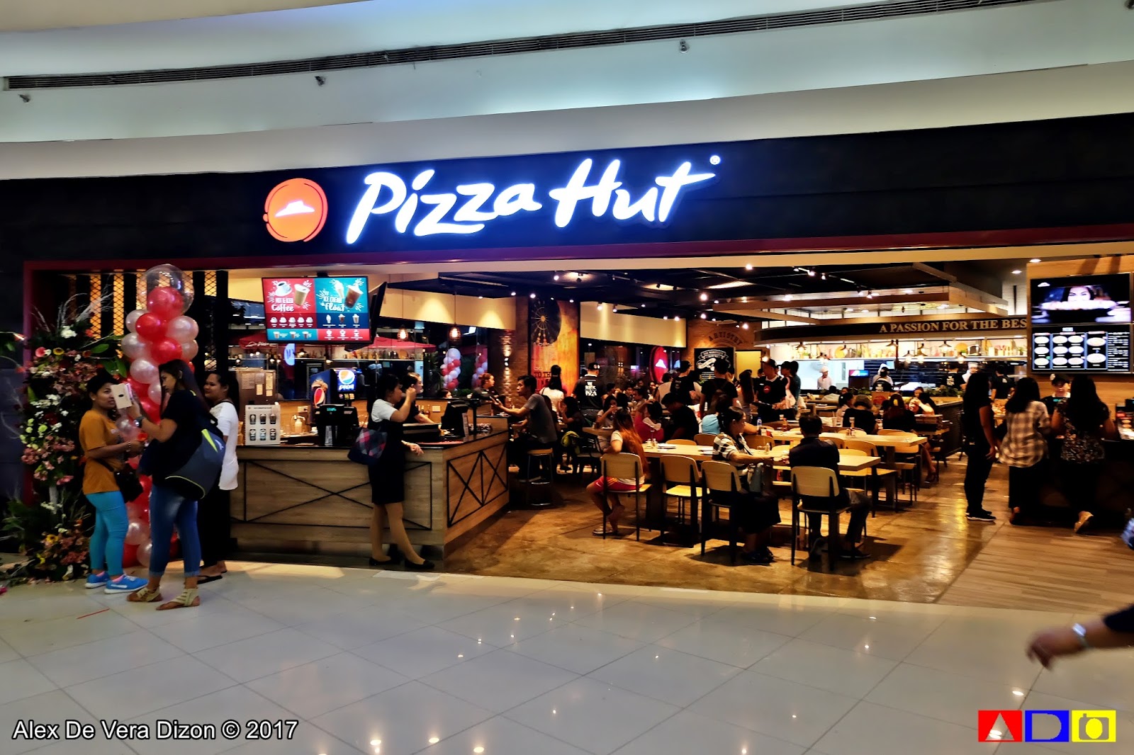 Pizza Hut Opens Biggest Store in the Philippine at SM Mall of Asia