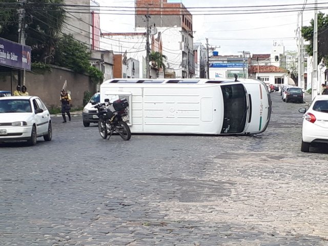 Van capota em acidente envolvendo três veículos em Feira de Santana