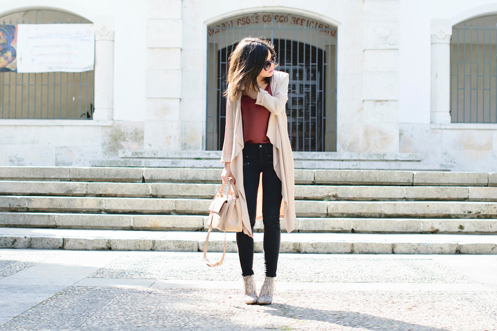 Look de Ponte unos tacones con botines de serpiente