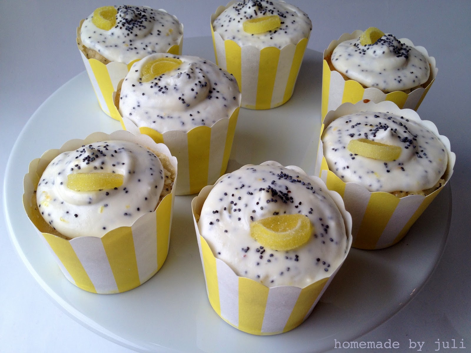 HOMEMADE by Juli: Zitrone Mohn Cupcakes