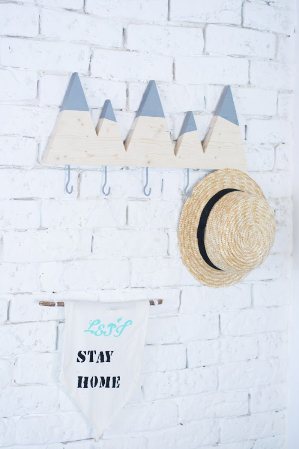 Perchero madera montañas