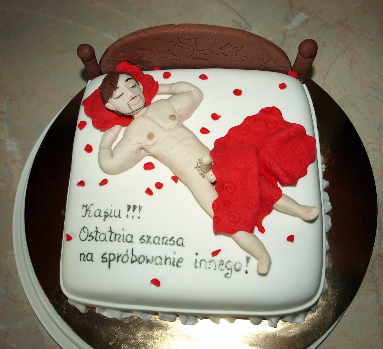 Torty Sylwii.: Tort łóżko z nagim facecikiem