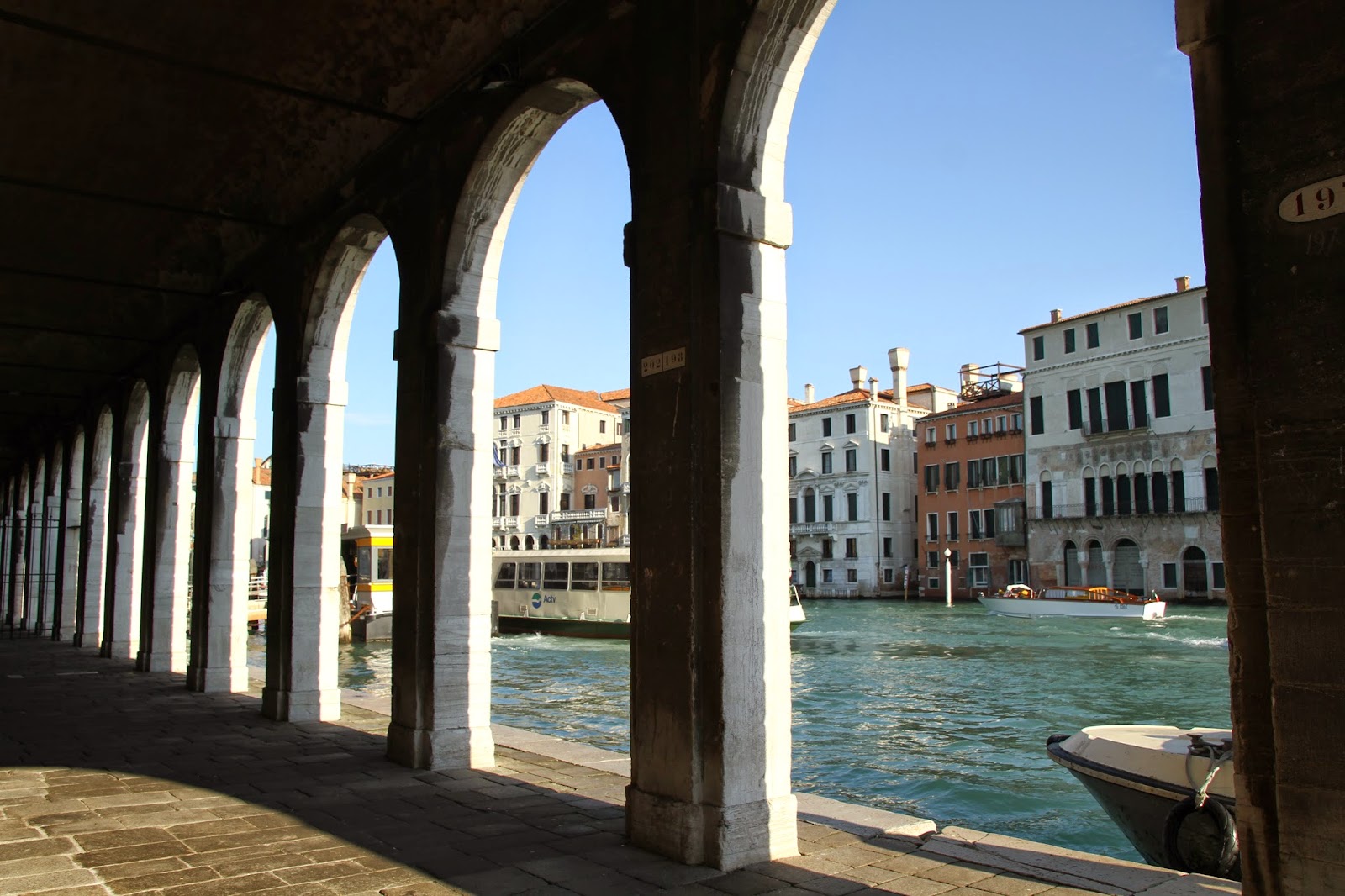 Percorrer o GRANDE CANAL DE VENEZA em Vaporetto e conhecer a cidade | Itália