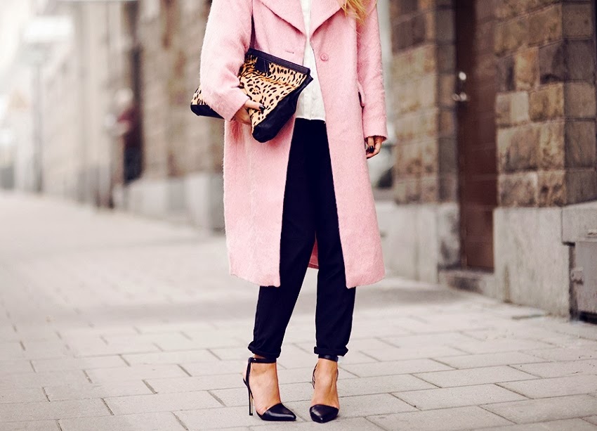 Серо розовое пальто. Розовое пальто. Образы с розовым пальто. Лук с розовым пальто. Розовое пальто с юбкой.