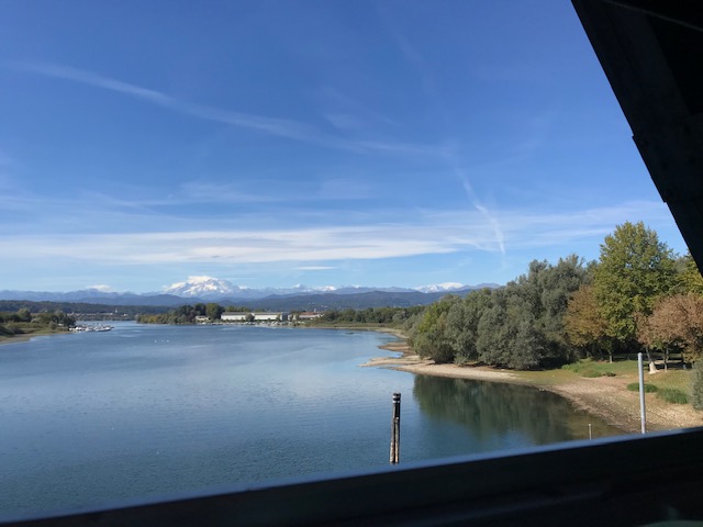 イタリアの列車の車窓から見たマッジョーレ湖
