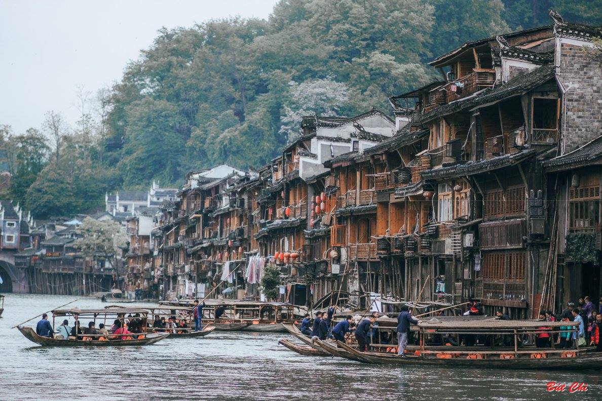 Du thuyền trên dòng Đà Giang