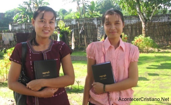 Mujeres cristianas de Birmania van a iglesia con Biblia