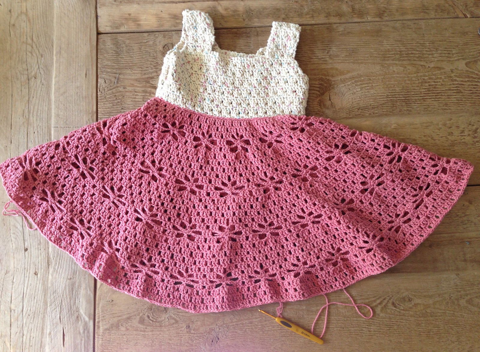 Crochet Baby Dress, crochet yarn. pattern free.