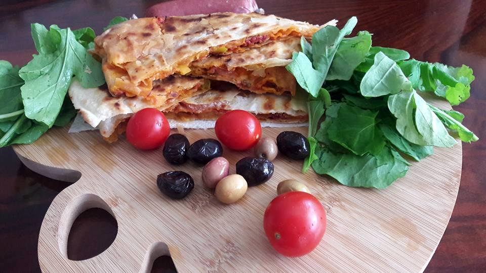 HAZIR YUFKA İLE TAVADA PİZZA TADINDA GÖZLEME GÜLO ANNE MUTFAKTA