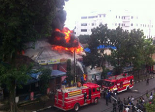 Kebakaran Besar Terjadi Di Merak Jingga, 5 Toko Komputer dan 1 Rumah