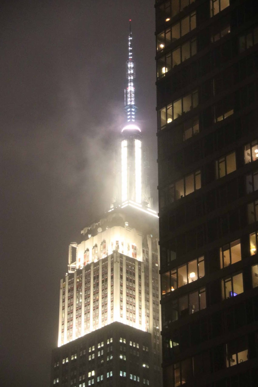 Empire State Bulding hotellihuoneemme ikkunasta Ilta ennen pommisyklonia