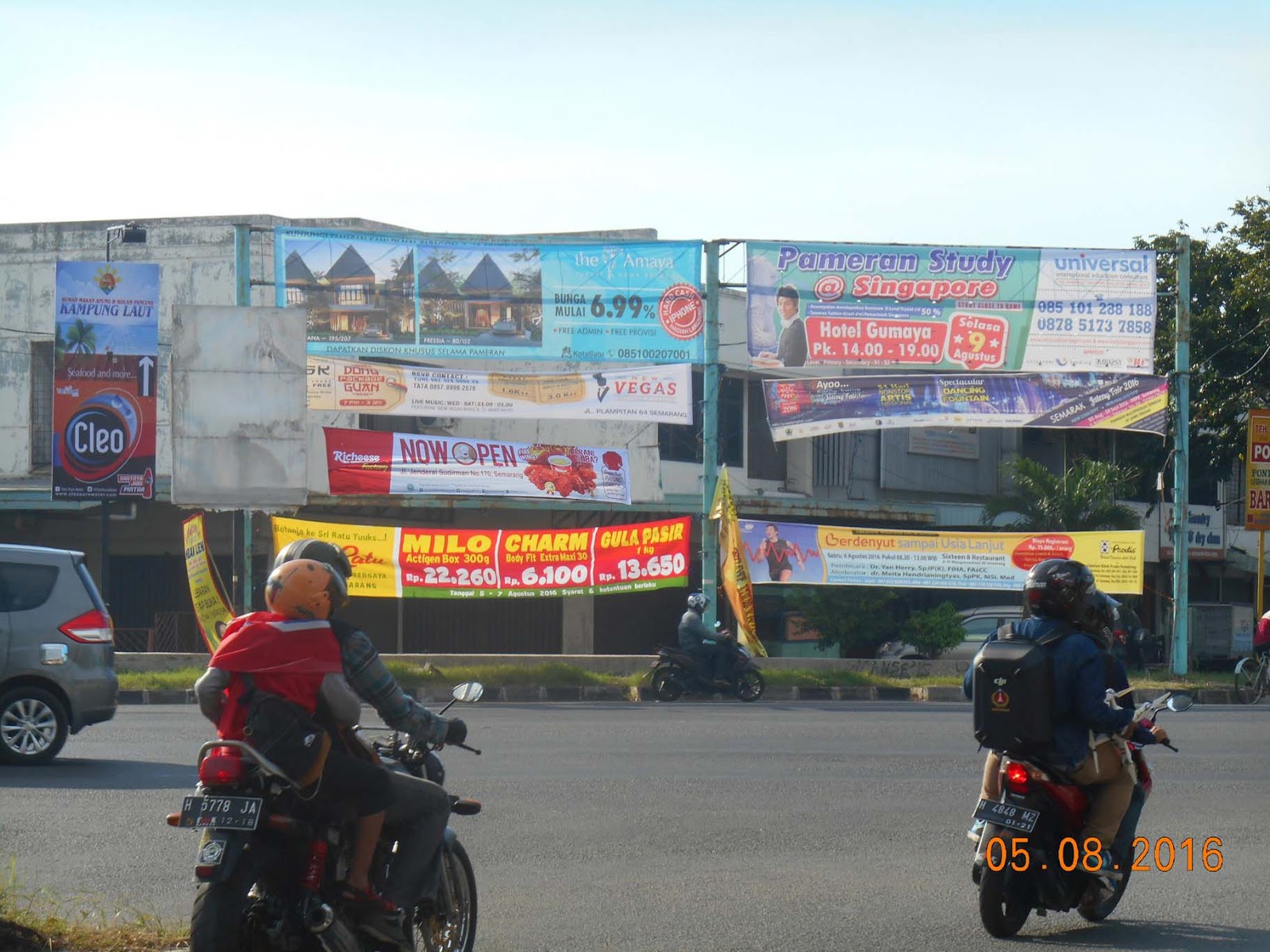 Panggung Spanduk Opening Richeese Factory Outlet Sudirman Semarang