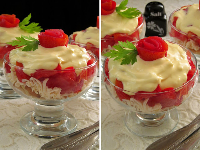 Салат из помидор с крекерами и плавленным сыром