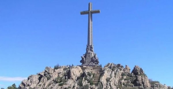 Colectivos memorialistas se concentran este martes en el Supremo para exigir la exhumación de Franco del Valle de los Caídos