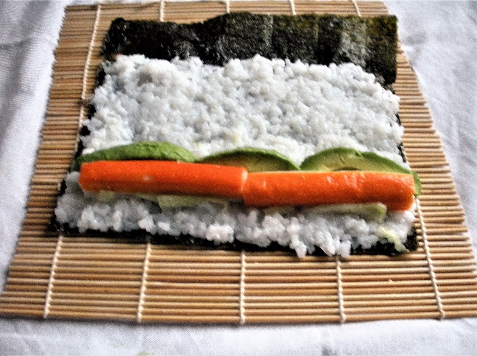 Aquí se cocina Maki sushi de surimi, aguacate y pepino